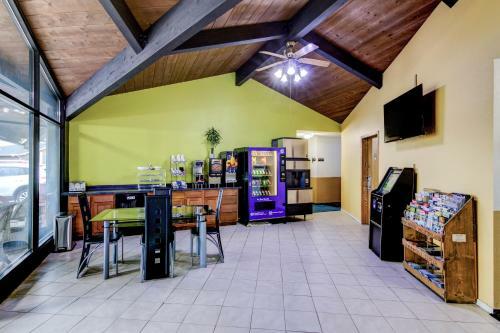 Motel Bloomer Inn & Suites