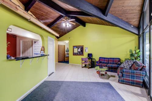Motel Bloomer Inn & Suites