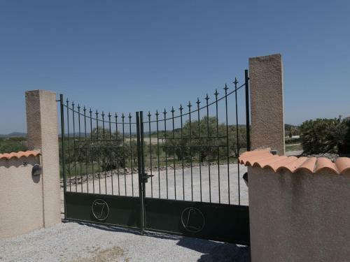 Cozy Villa In Aigne With Private Pool And Jacuzzi