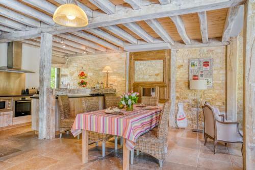 Saint-amand-de-coly Villa Sleeps 6 Pool Air Con