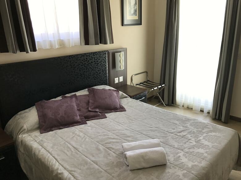 Grand Harbour Hotel