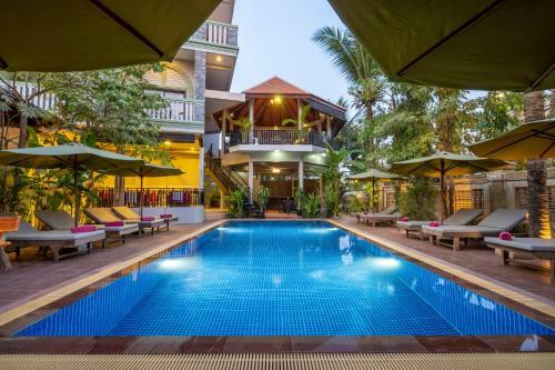 Hotel Reveal Courtyard In Reveal Angkor