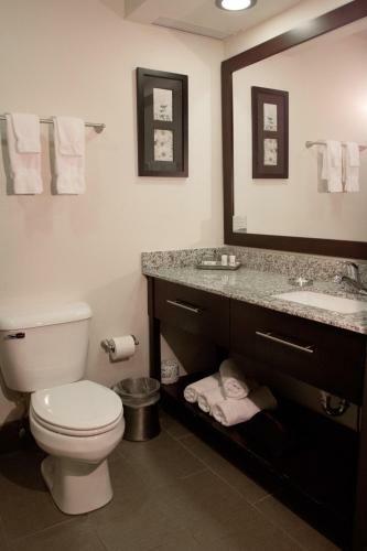 Hotel Brentwood Suites