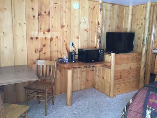 Chinook Winds Motel