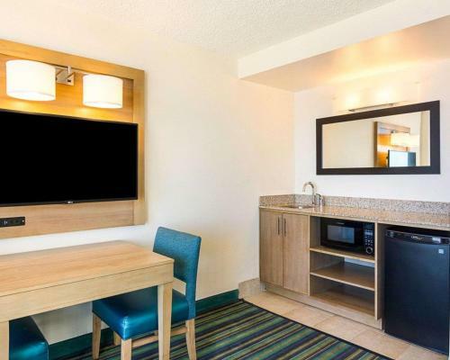 Hotel Comfort Suites Beachfront