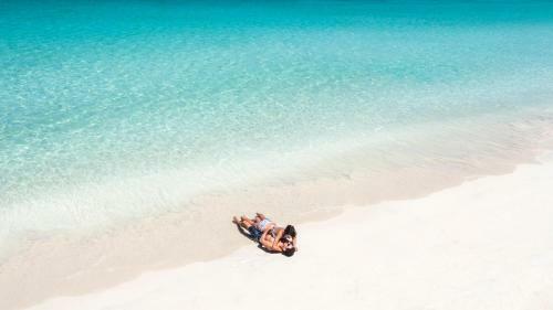 Hotel Couples Swept Away