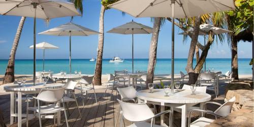 Hotel Couples Swept Away