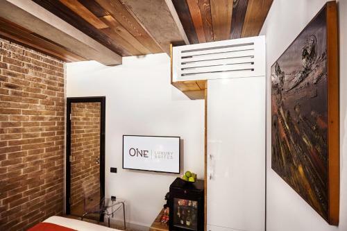 Hostal One Luxury Suites