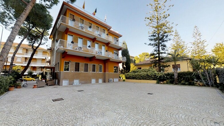 Gold Hotel