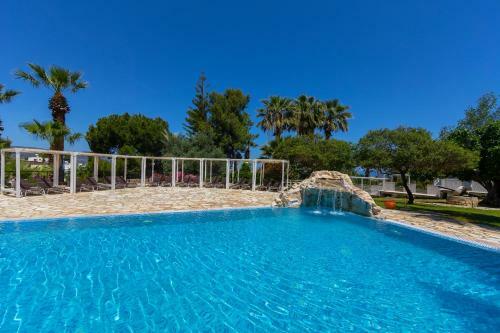Hotel Latchi Family Resort