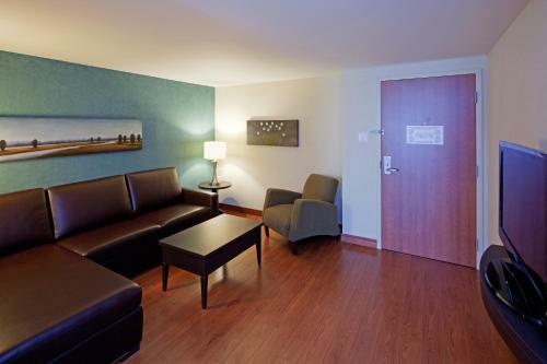 Holiday Inn Express Hotel & Suites Saint - Hyacinthe