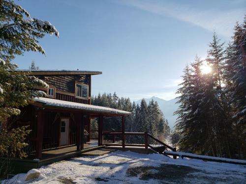 Lodge Cedar House Restaurant & Chalets