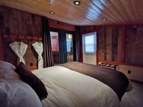 Lodge Cedar House Restaurant & Chalets