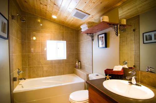 Lodge Cedar House Restaurant & Chalets