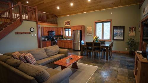 Lodge Cedar House Restaurant & Chalets
