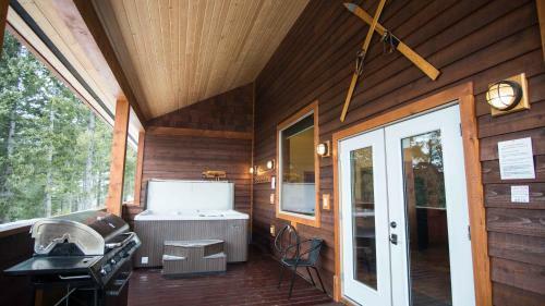 Lodge Cedar House Restaurant & Chalets
