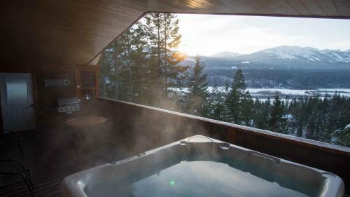 Lodge Cedar House Restaurant & Chalets