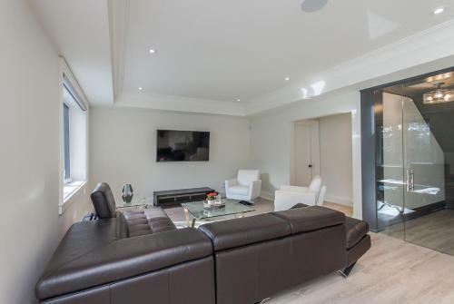 Luxurious 5 Bedroom Home
