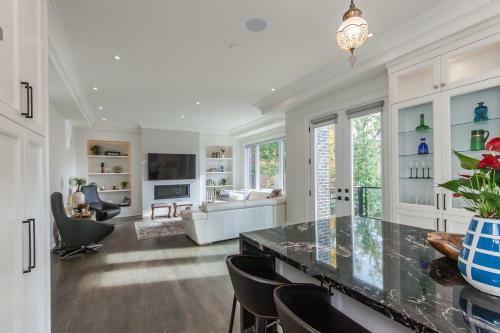 Luxurious 5 Bedroom Home