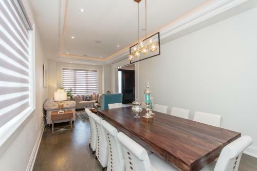 Luxurious 5 Bedroom Home