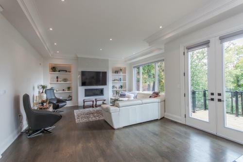 Luxurious 5 Bedroom Home