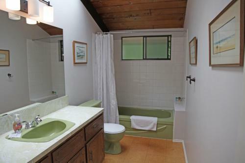 Four-bedroom Home In Broadmead 22