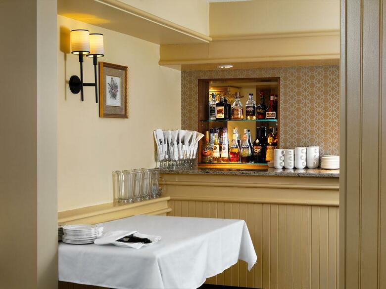 Royal Scot Hotel & Suites
