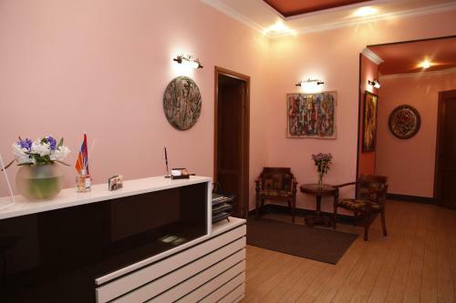 Hostal Azoyan Guest House
