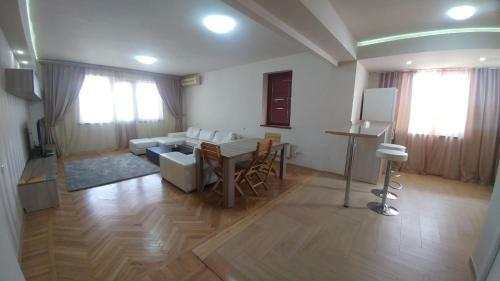 Aparthotel Cross Apartments And Tours