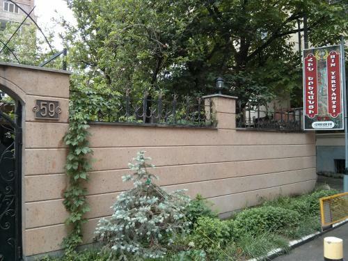 Hin Yerevantsi Hotel