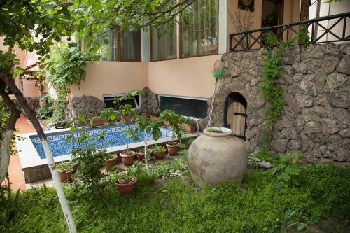Hin Yerevantsi Hotel