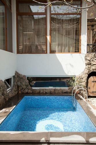 Hin Yerevantsi Hotel