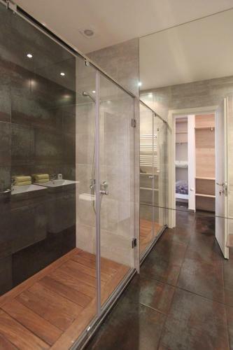 Metro Apartment