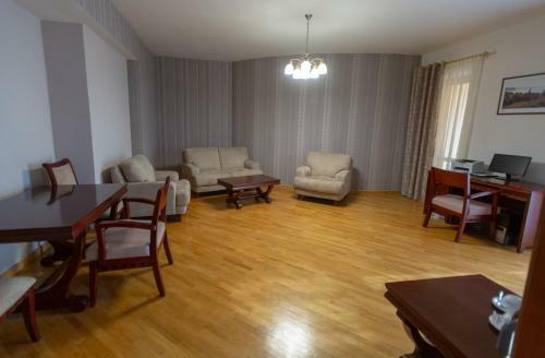 Latar Hotel Complex