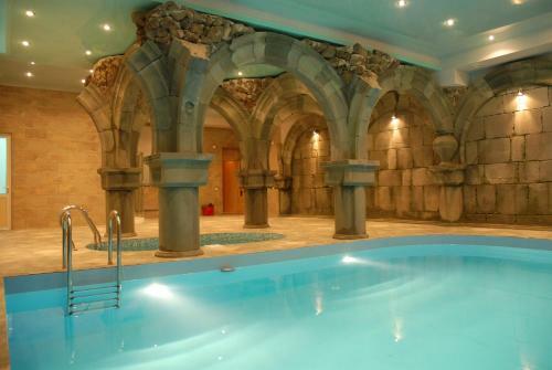 Latar Hotel Complex