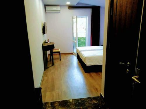 Hostal Riverside Guest House