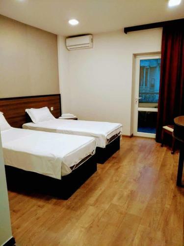 Hostal Riverside Guest House