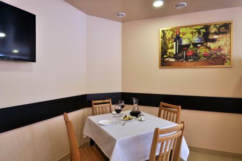 Albert House Hotel And Tours
