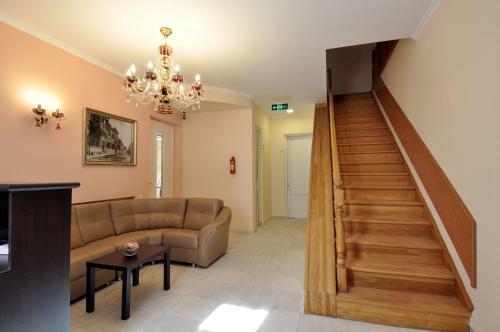 Albert House Hotel And Tours