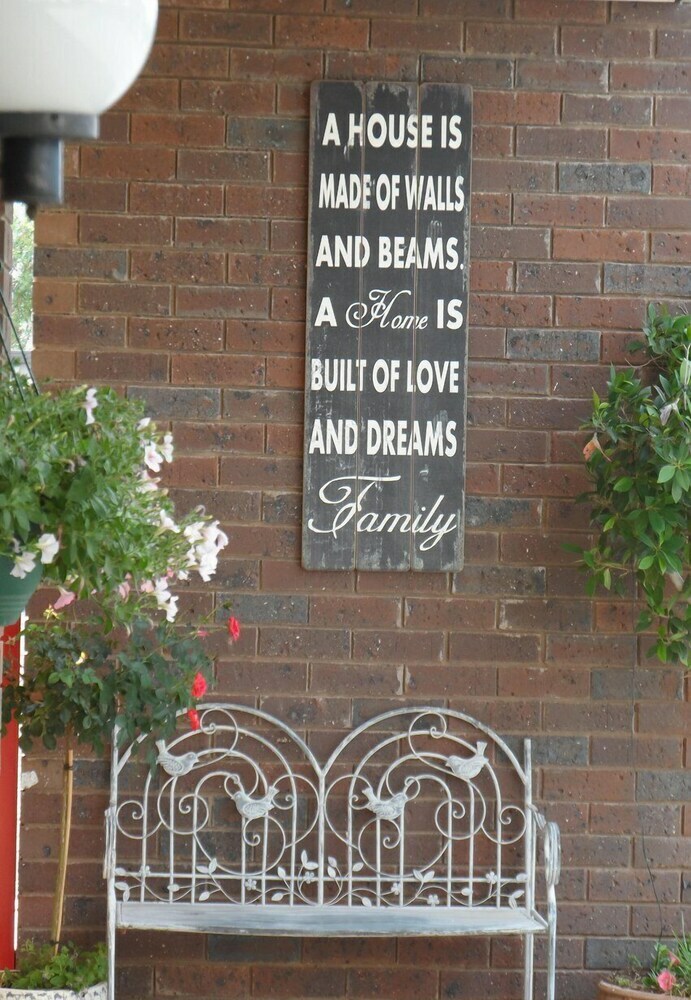 Bidgee Motor Inn -no Pet's Allowed
