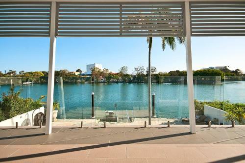 Surfers Paradise Escape - Waterfront House