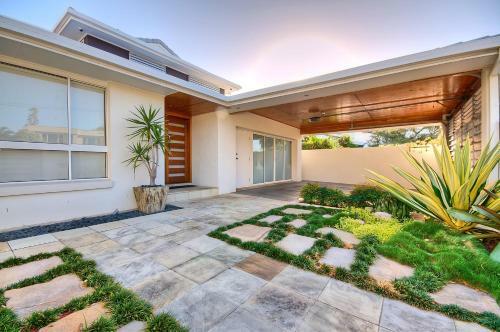 Surfers Paradise Escape - Waterfront House