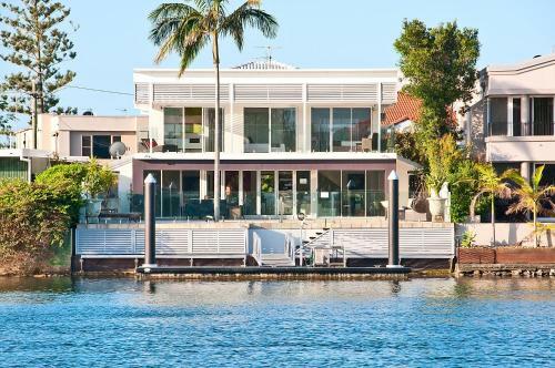 Surfers Paradise Escape - Waterfront House