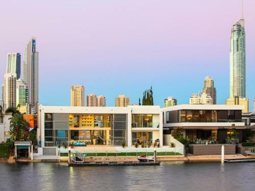 Hostal Luxury Waterfront Home