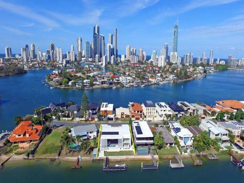 Hostal Luxury Waterfront Home