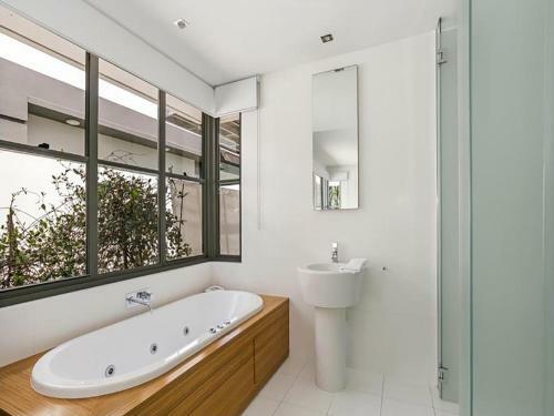 Hostal Luxury Waterfront Home