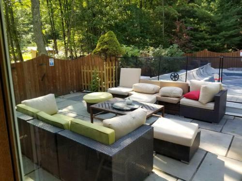 Heated Pool In Prime Woodstock