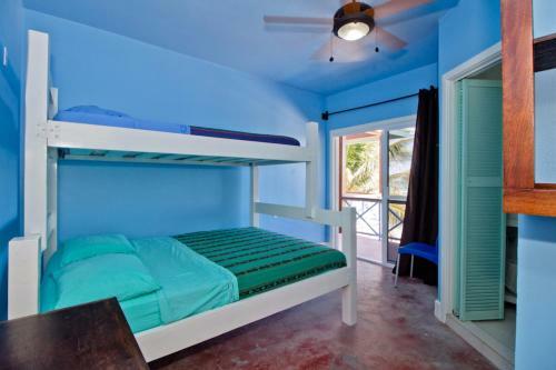 Sandbar Beachfront Hostel & Restaurant