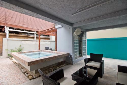 Sandbar Beachfront Hostel & Restaurant