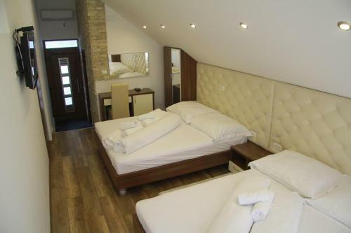 Hostal Golden Lakes Rooms